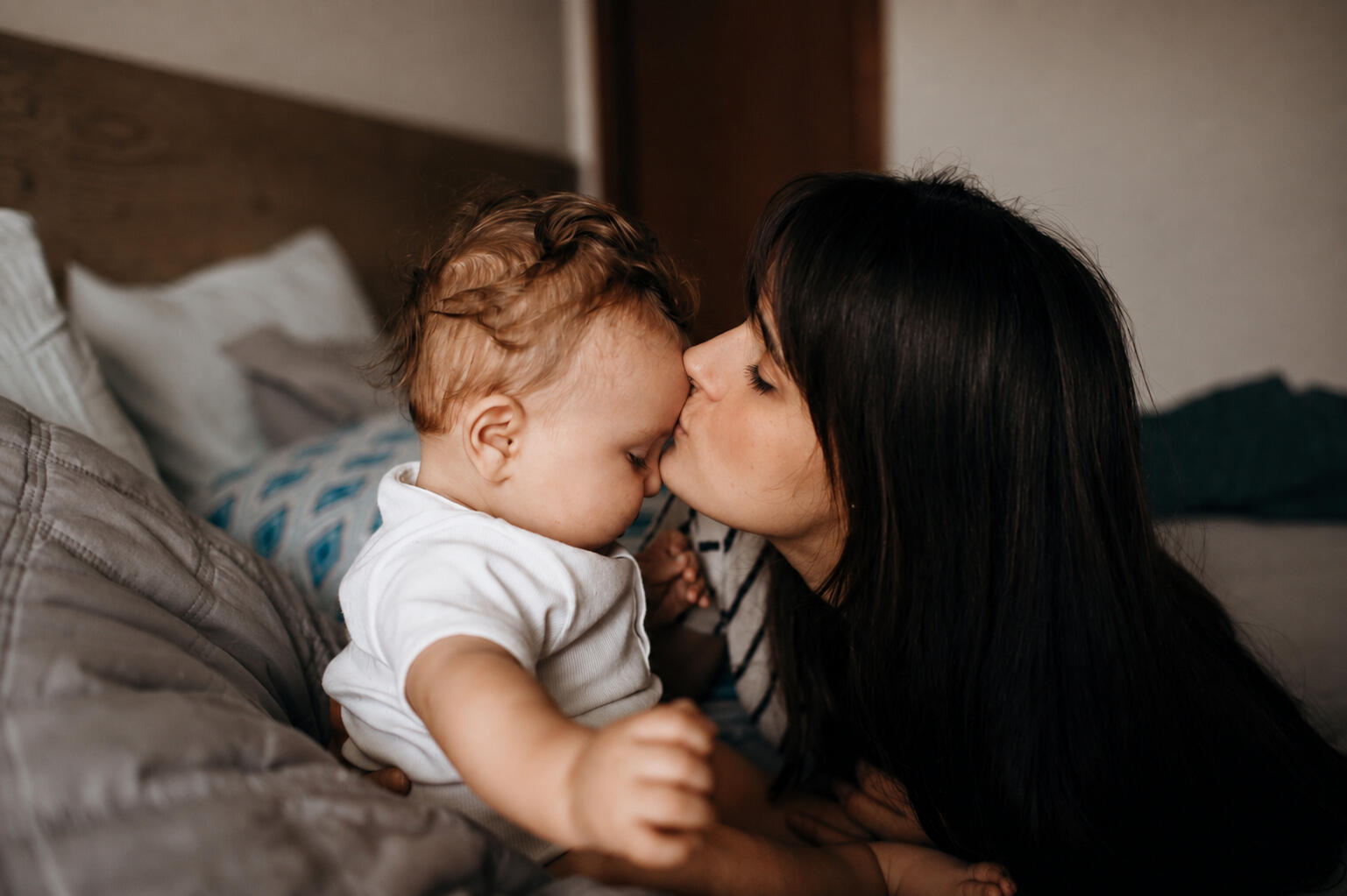 Maman avec son bébé – accompagnement sommeil bébé et jeune enfant